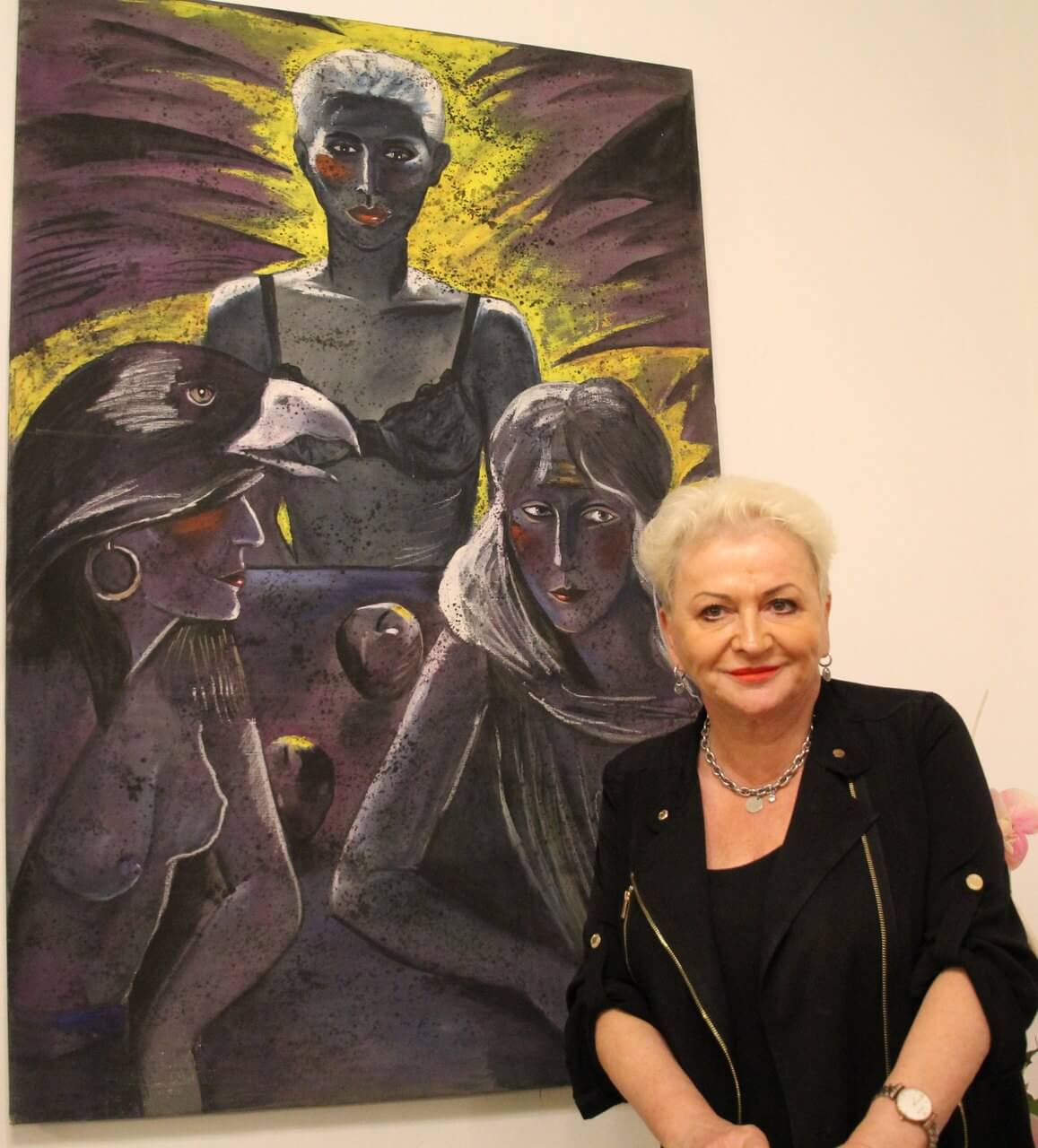 Hanna Bakuła na tle jednej ze swoich prac udostępnionych przez Muzeum w Prudniku. Zdj. Sabina Horzela-Piskula