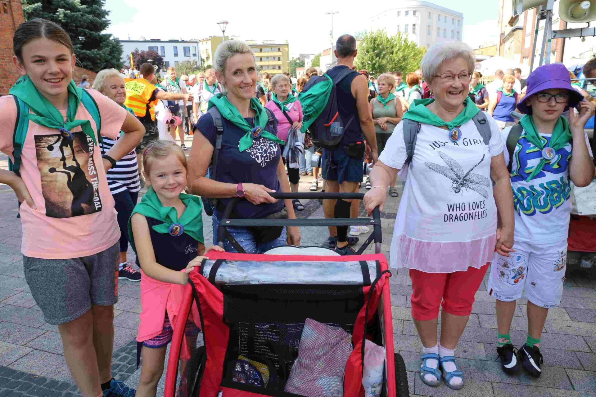 Pani Elżbieta idzie do Częstochowy po raz 47. Na zdjęciu z córką i wnukami. Zdj. Wacław Troszka