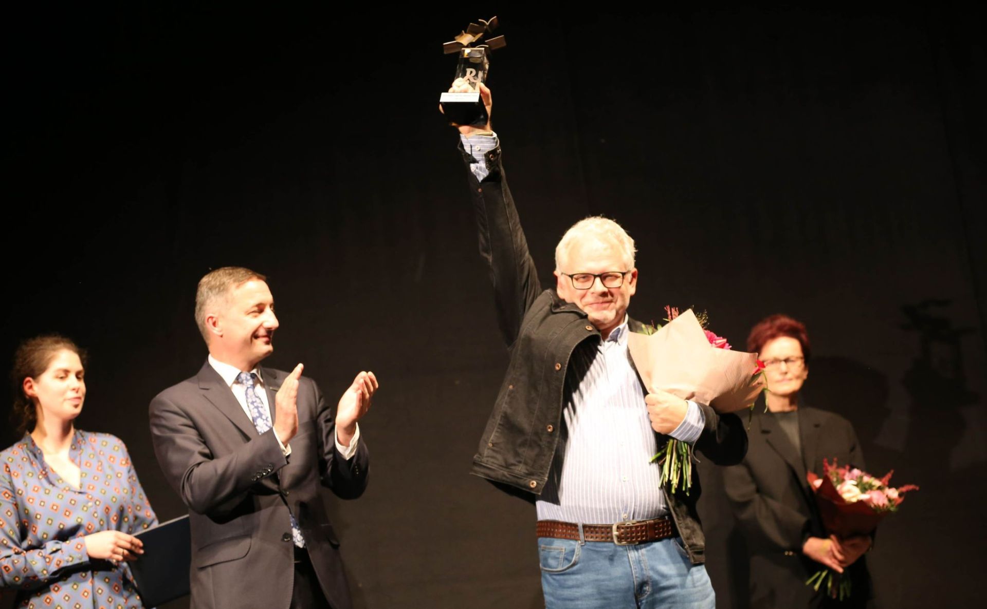 Artur Domosławski odebrał statuetkę z rąk prezydenta Piotra Kuczery. Zdj. Wacław Troszka 