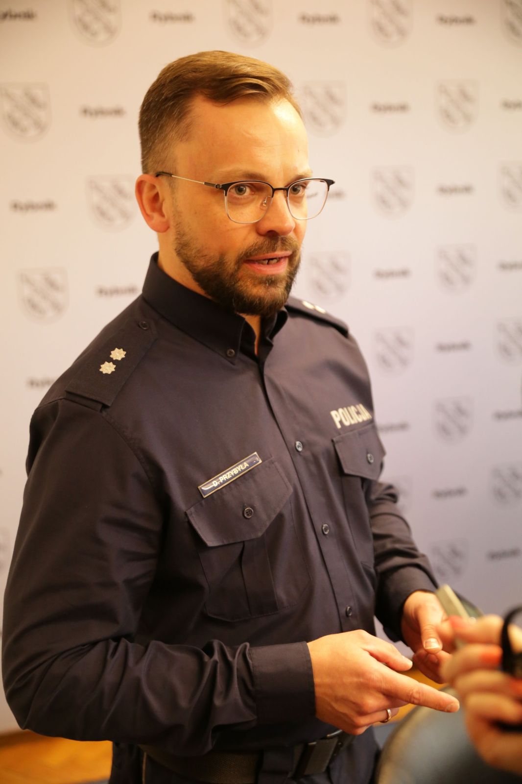 Podkomisarz Damian Przybyła, zastępca Komendanta Miejskiego Policji w Rybniku, przypomina, że policjanci nigdy nie proszą kogokolwiek o pieniądze. Zdj. WaT