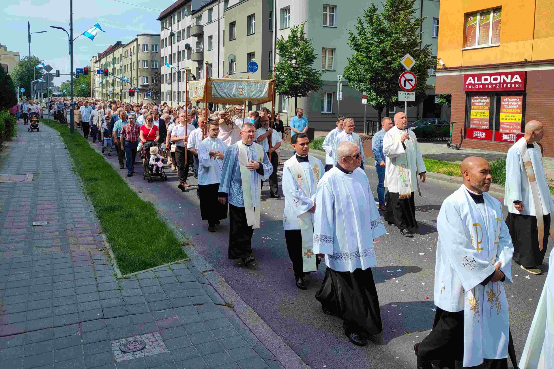 Cztery śródmiejskie parafie zorganizowały dzisiaj wspólną procesję Bożego Ciała. Zdj. Wacław Troszka