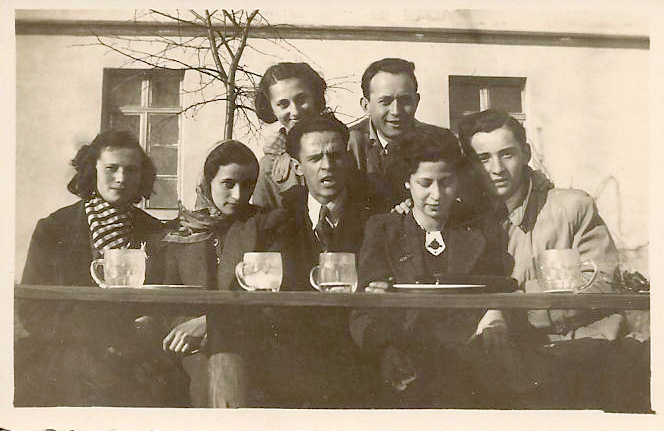 Zdjęcie Hansa Manneberga i Hels - oboje z prawej strony) zrobione wczesną wiosną 1939 r. przy rybnickim browarze