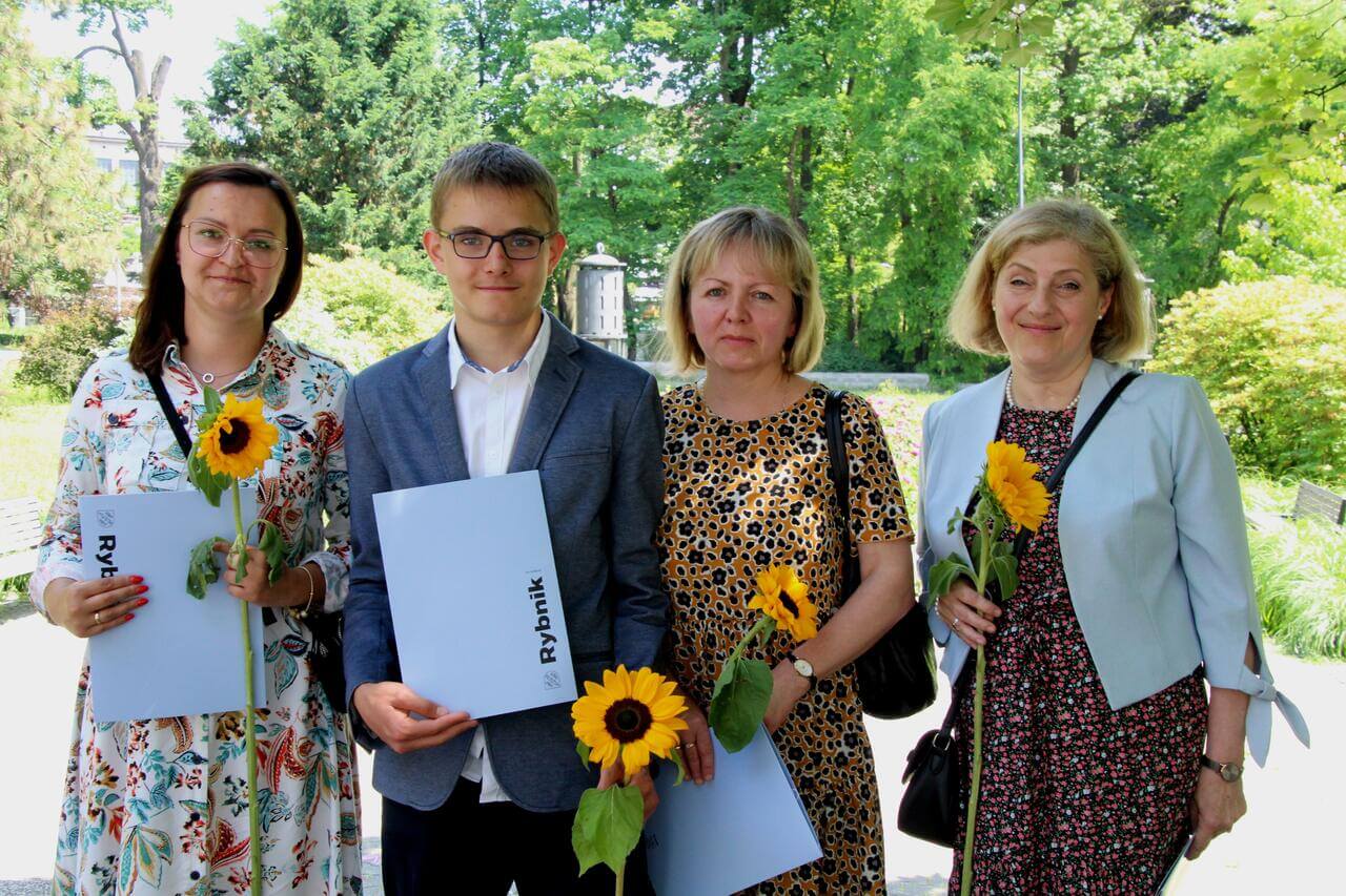Jakub Konior z nauczycielkami (od lewej): Marta Kowalska (chemia), Celina Kamińska (matematyka) i Liliana Broy-Pogorzelska (biologia). Zdj. (S)