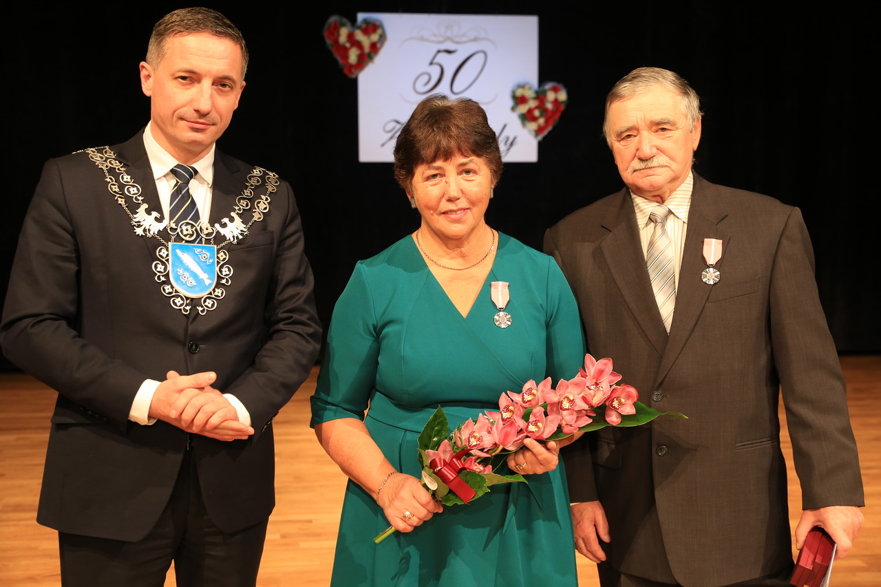 - Grunt to się dogadać, ustępować, mieć zaufanie i być wyrozumiałym - mówi pani Teresa zapytana o przepis na małżeński sukces. Na zdjęciu z mężem Ludwikiem i prezydentem miasta Piotrem Kuczerą. Zdj. Wacław Troszka