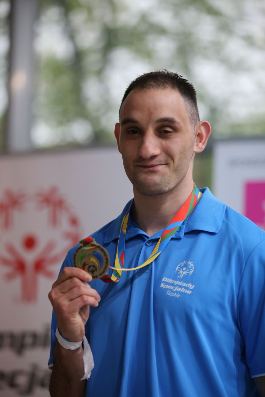 Paweł Kwiotek z Klubu Olimpiad Specjalnych „Promyk”, zdobywając w zawodach pływackich dwa złote medale (25 m w stylu dowolnym i grzbietowym), został gwiazdą rybnickiej ekipy. Zdj. Wacław Troszka