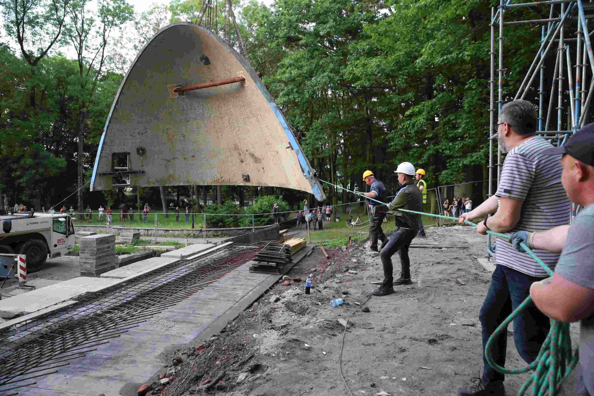 10 czerwca przy użyciu 250-tonowego dźwigu w parku im. Henryka Czempiela w Niedobczycach przestawiono betonową muszlę konecrtową wybudowaną tam w latach 50. Zdj. Wacław Troszka