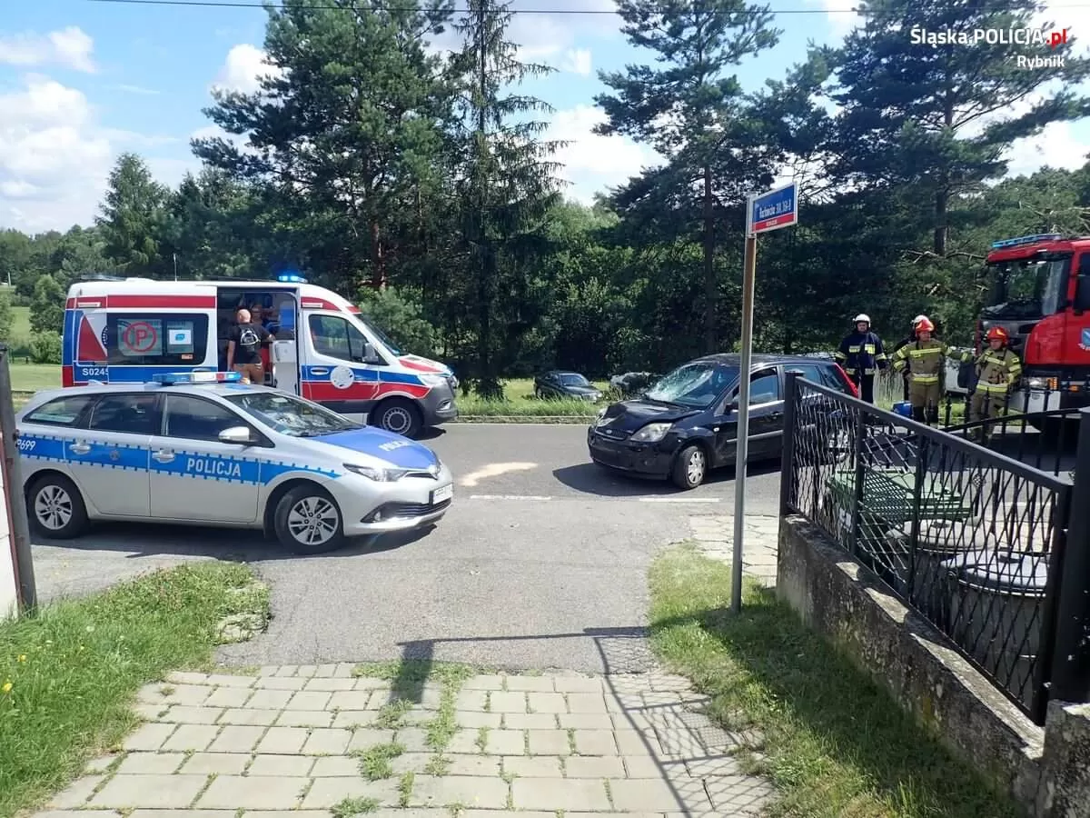 Wypadek na Racławickiej w Rybniku. Kierująca fordem wjechała w motocykl