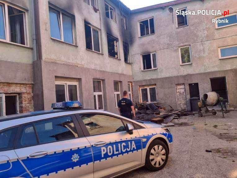 Policjanci wyjaśniają przyczyny pożaru w Jankowicach. Zdj. Policja Rybnik