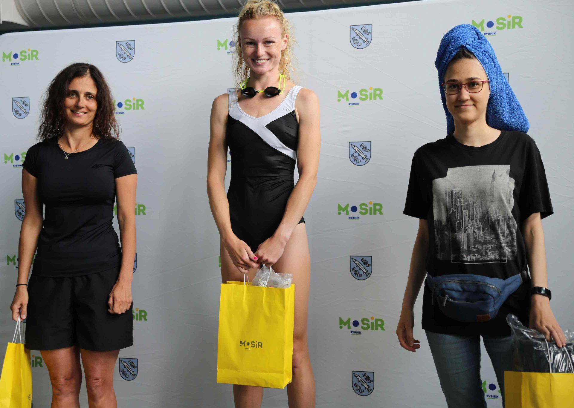 Na podium zmieściły się wszystkie zawodniczki biorące udział w mistrzostwach. Od lewej: Magdalena Kasprzak, Maria Prosolovskaia i Aleksandra Pfeifer. Zdj. Wacław Troszka