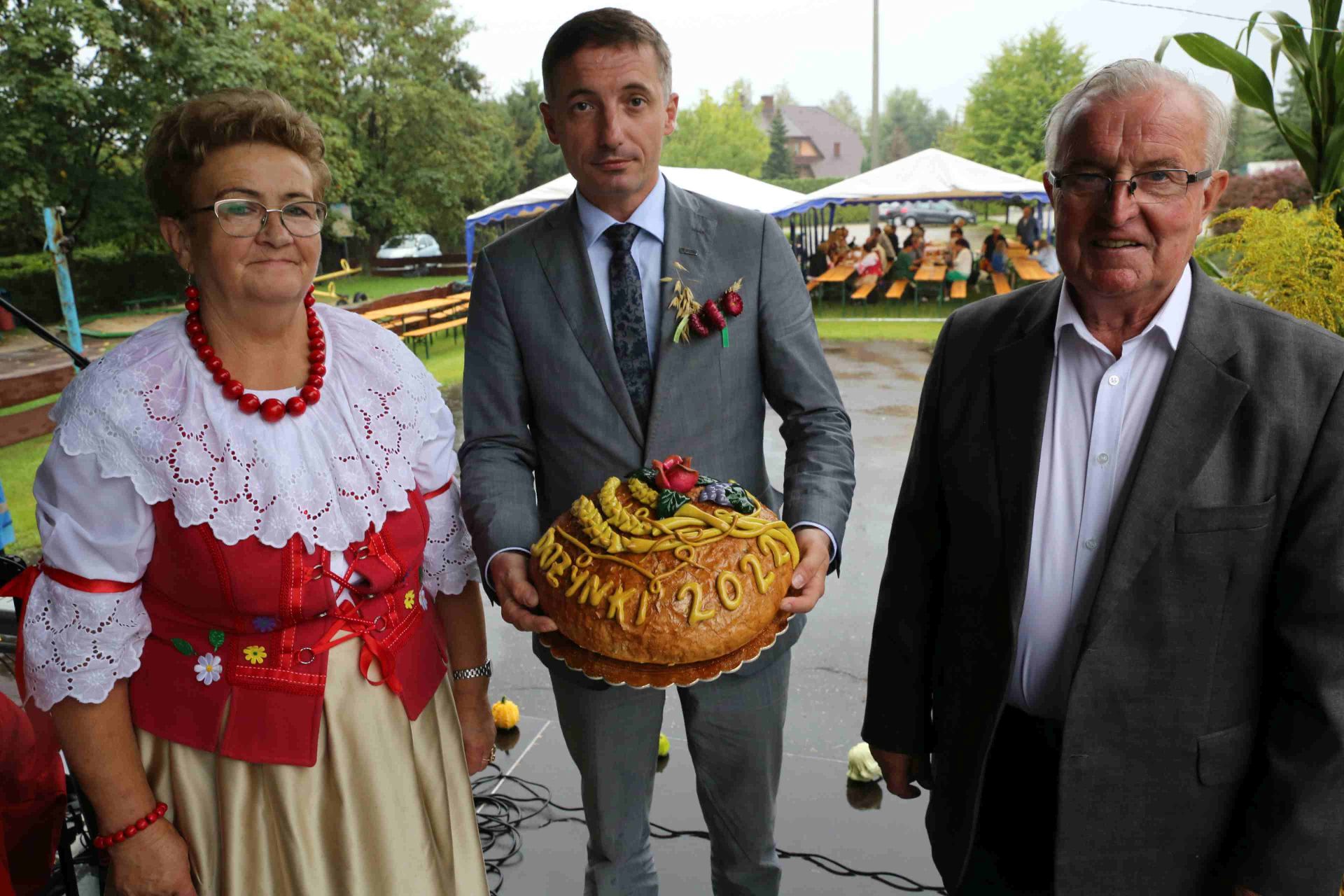 Starostowie dożynek Maria Mańka i Wiktor Adamczyk oraz prezydent Piotr Kuczera