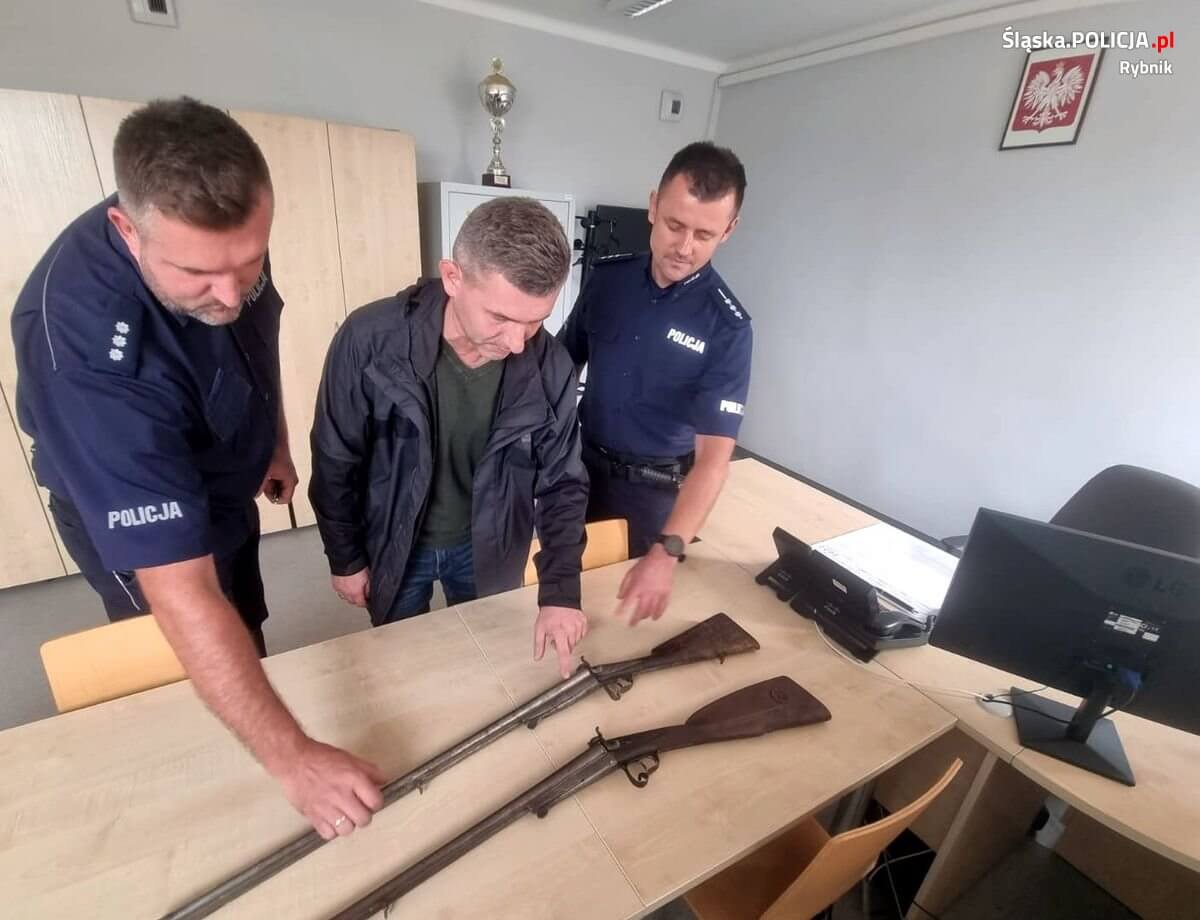 Policjanci z Rybnika przekazali dubeltówki Muzeum Zamkowemu w Pszczynie. Zdj. Policja Rybnik