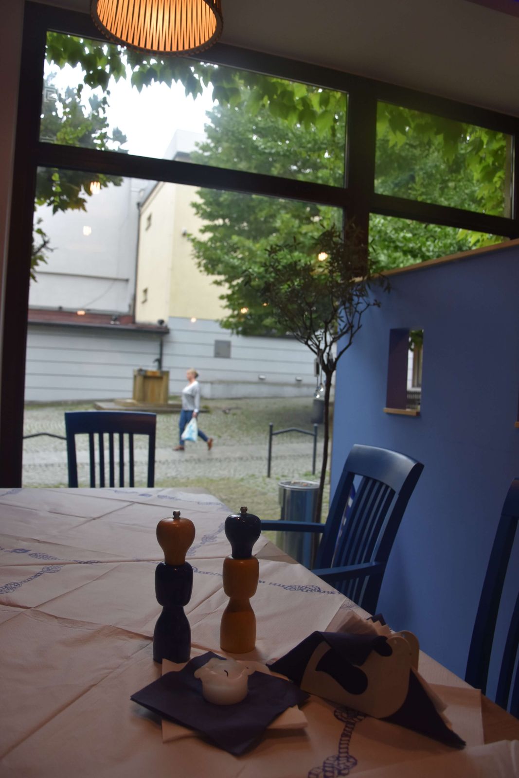 Kameralna grecka restauracyjka ukryta jest ciut pod winoroślem w uliczce między placem Wolności i rynkiem. Zdj. Aleksander Król