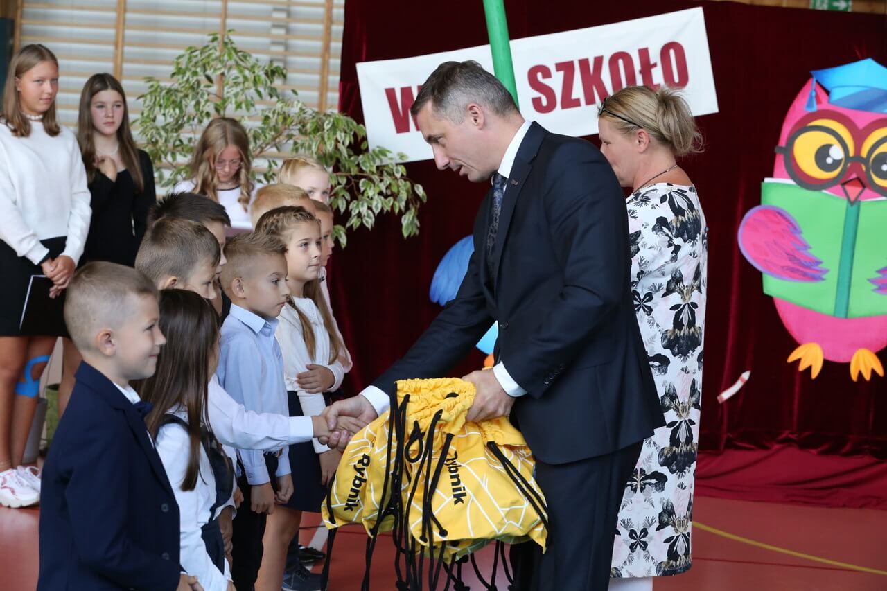 Witaj szkoło! Uczniowie ślubowali w obecności prezydenta Rybnika. Zdjęcie Wacław Troszka