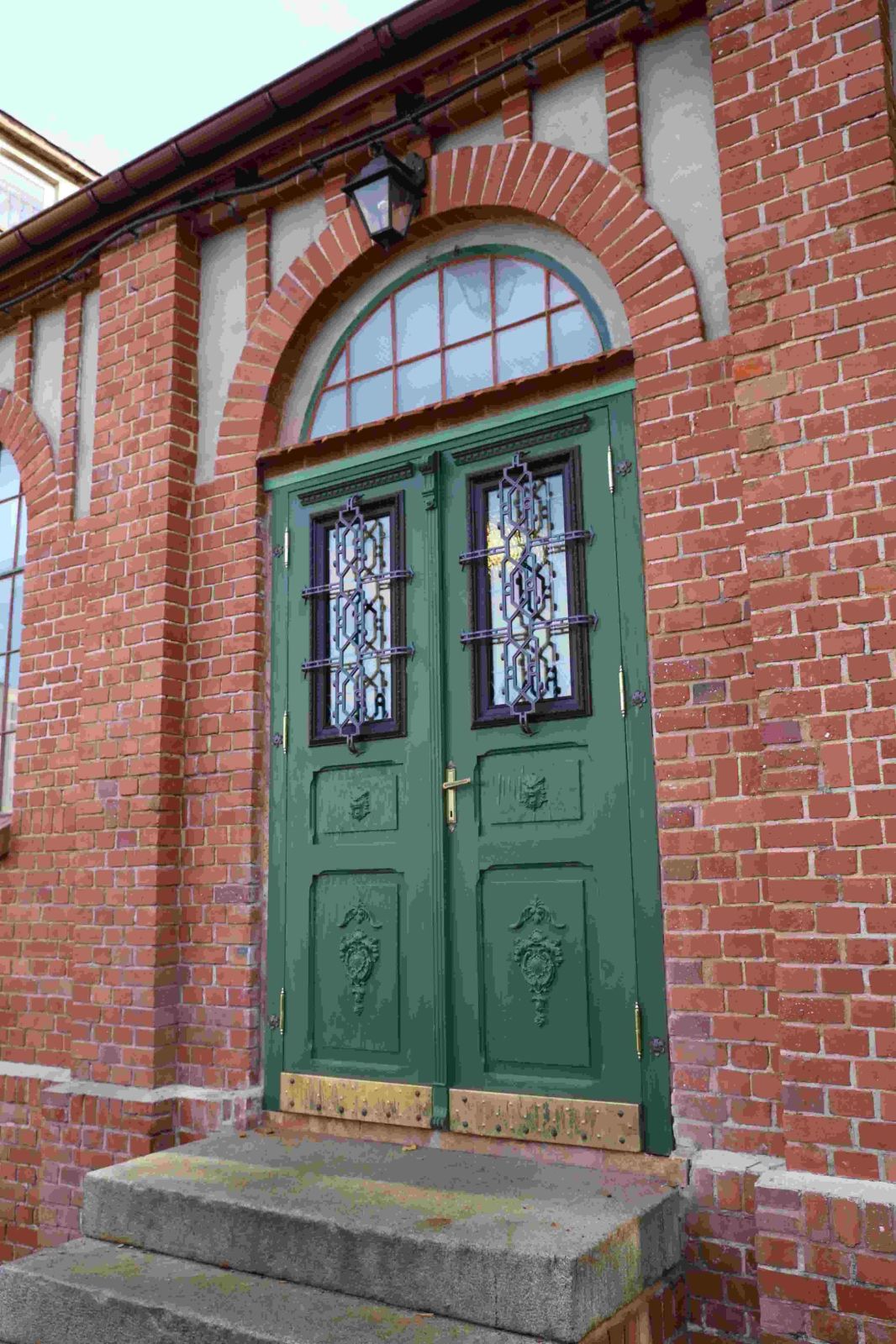 - Do zrobienia tych drzwi użyliśmy drewna mającego przynajmniej 250 lat, bo pochodzącego z rozebranej więźby wiekowego budynku - informuje Bronisław Gamoń. zdj. Wacław Troszka