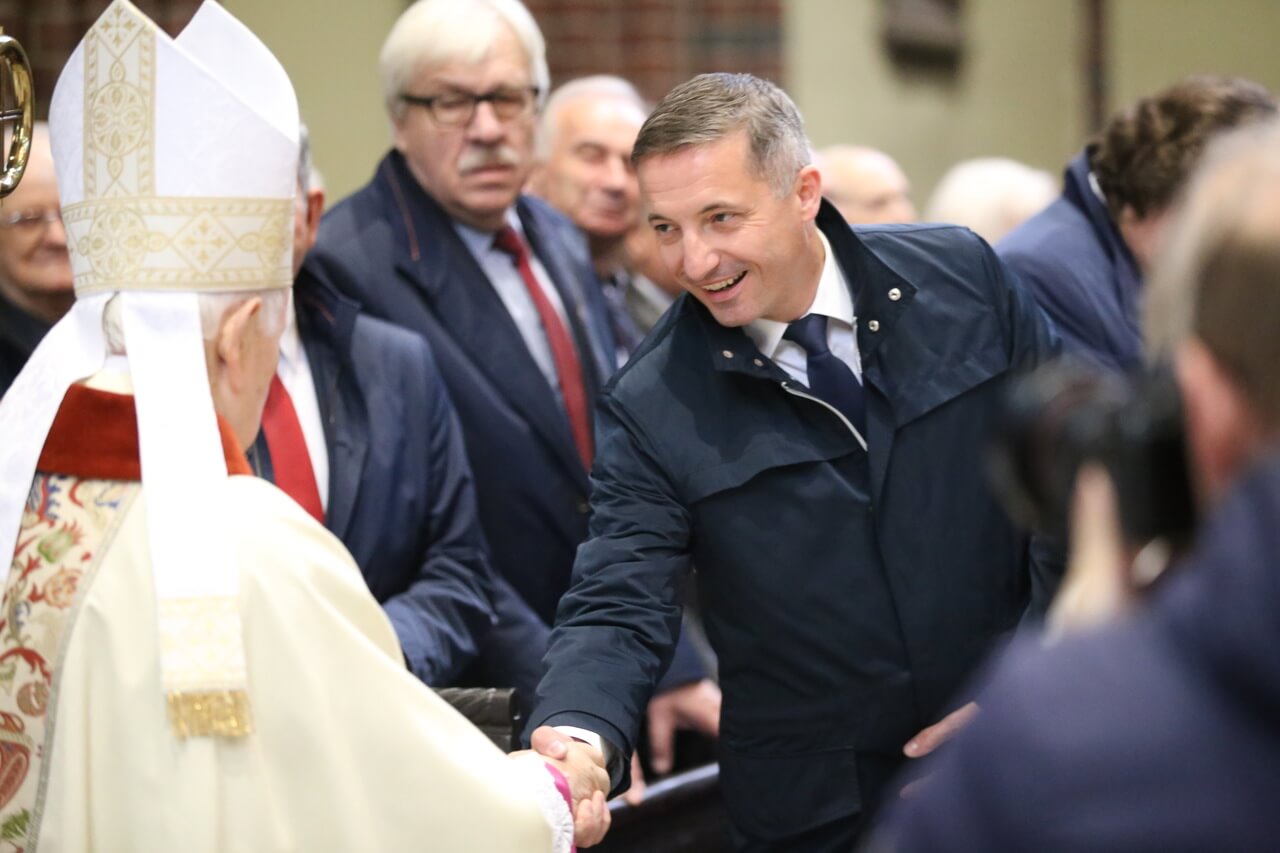 Absolwenci Powstańców, arcybiskup senior i prezydent Rybnika przywitali się serdecznie. Zdj. Wacław Troszka