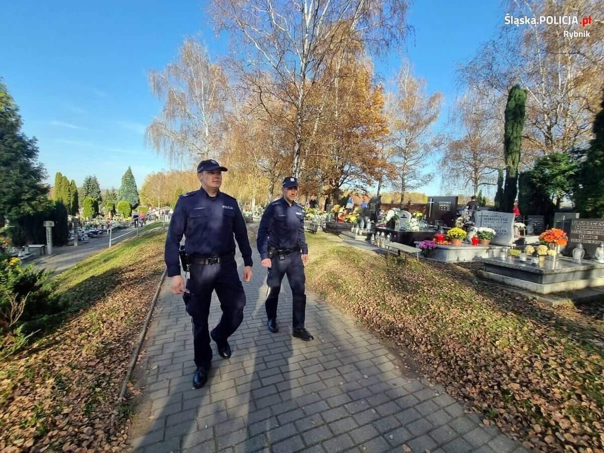 Policjantów można spotkać m.in. na największym cmentarzu przy ulicy Kotucza i Rudzkiej w Rybniku. Zdj. policja Rybnik