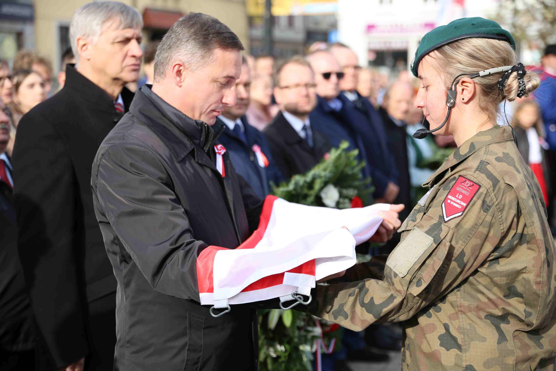 Na rynku na maszt wciągnięto Biało-Czerwoną, którą poczet flagowy odebrał wcześniej z rąk prezydenta Piotra Kuczery. Zdj. Wacław Troszka