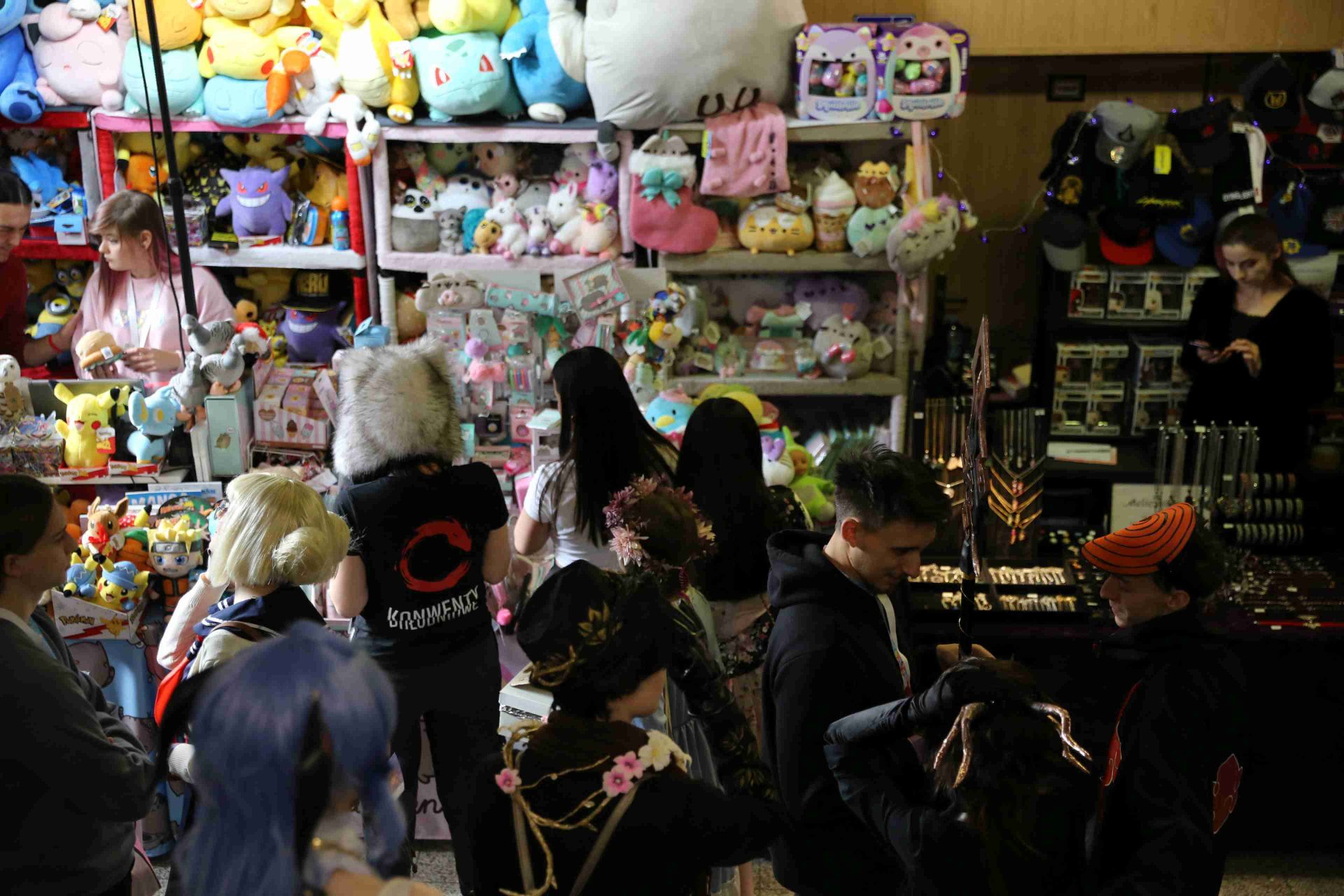 Festiwalowi towarzyszy kiermasz, na którym można kupić wszystko, co tylko z japońską popkulturą i nie tylko z nią związane. Zdj. Wacław Troszkazwiązane