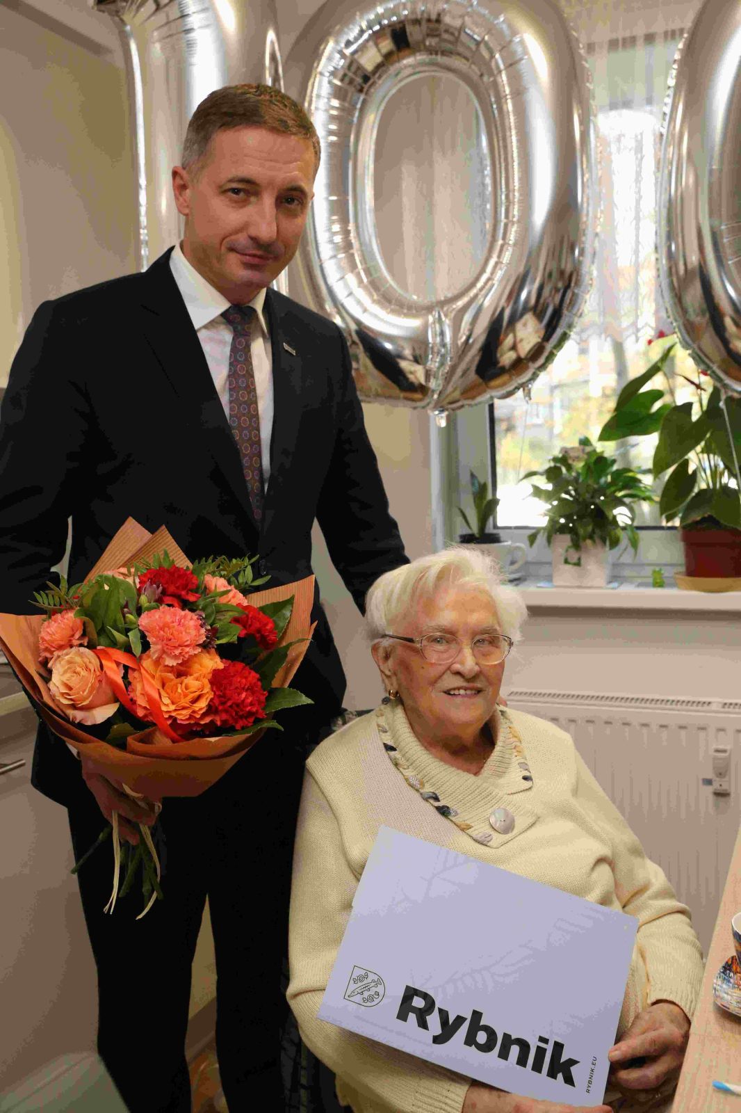 Prezydent Piotr Kuczera złożył pani Gertrudzie życzenia również w imieniu wszystkich mieszkańców. Zdj. Wacław Troszka
