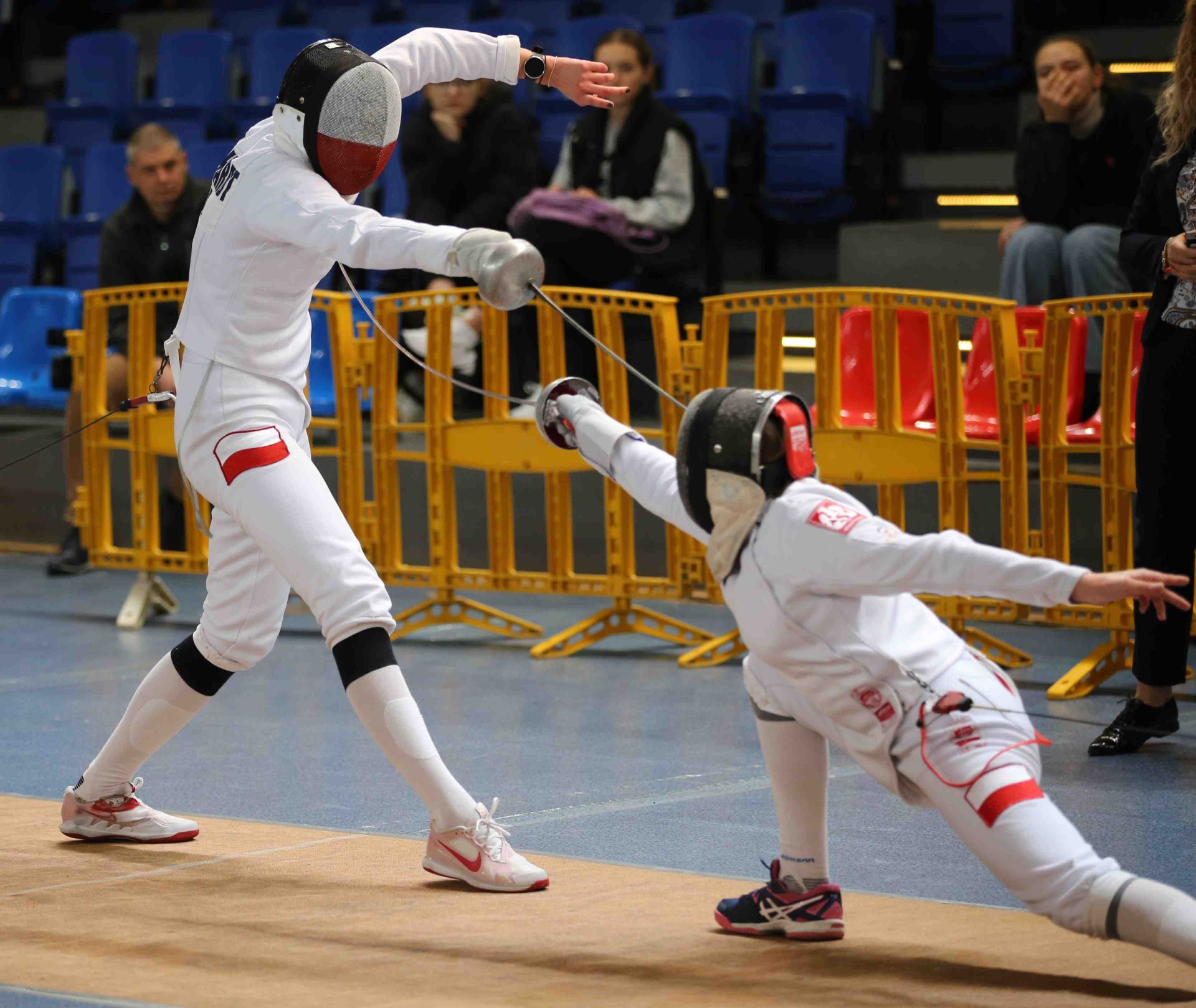 Finałowa walka turnieju szpadzistek - Gloria Klughardt (po lewej) kontra Oliwia Tercjak. Zdj. Wacław Troszka