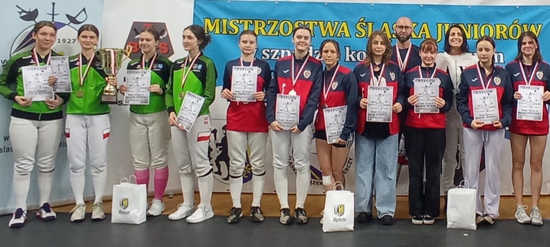 Szpadzistki RMKS-u Rybnik (na zdjęciu po lewej) na mistrzostwach Śląska juniorek okazały się zdecydowanie najlepsze. Zdj. materiały prasowe