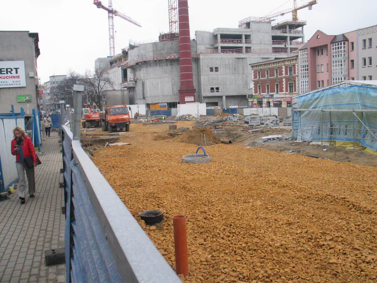 Przebudowa placu Wolności ruszyła w 2006 roku, w tle budowa centrum handlowego Focus Park, które otwarto we wrześniu 2007 roku. Zdj. WaT