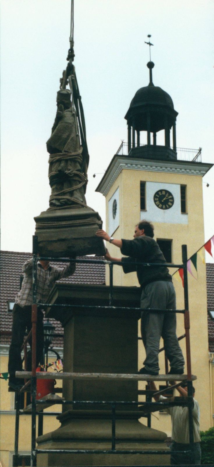 Montaż figury św. Nepomucena na cokole rynkowej fontanny w czerwcu 1993 roku.. Archiwum Gazety Rybnickiej