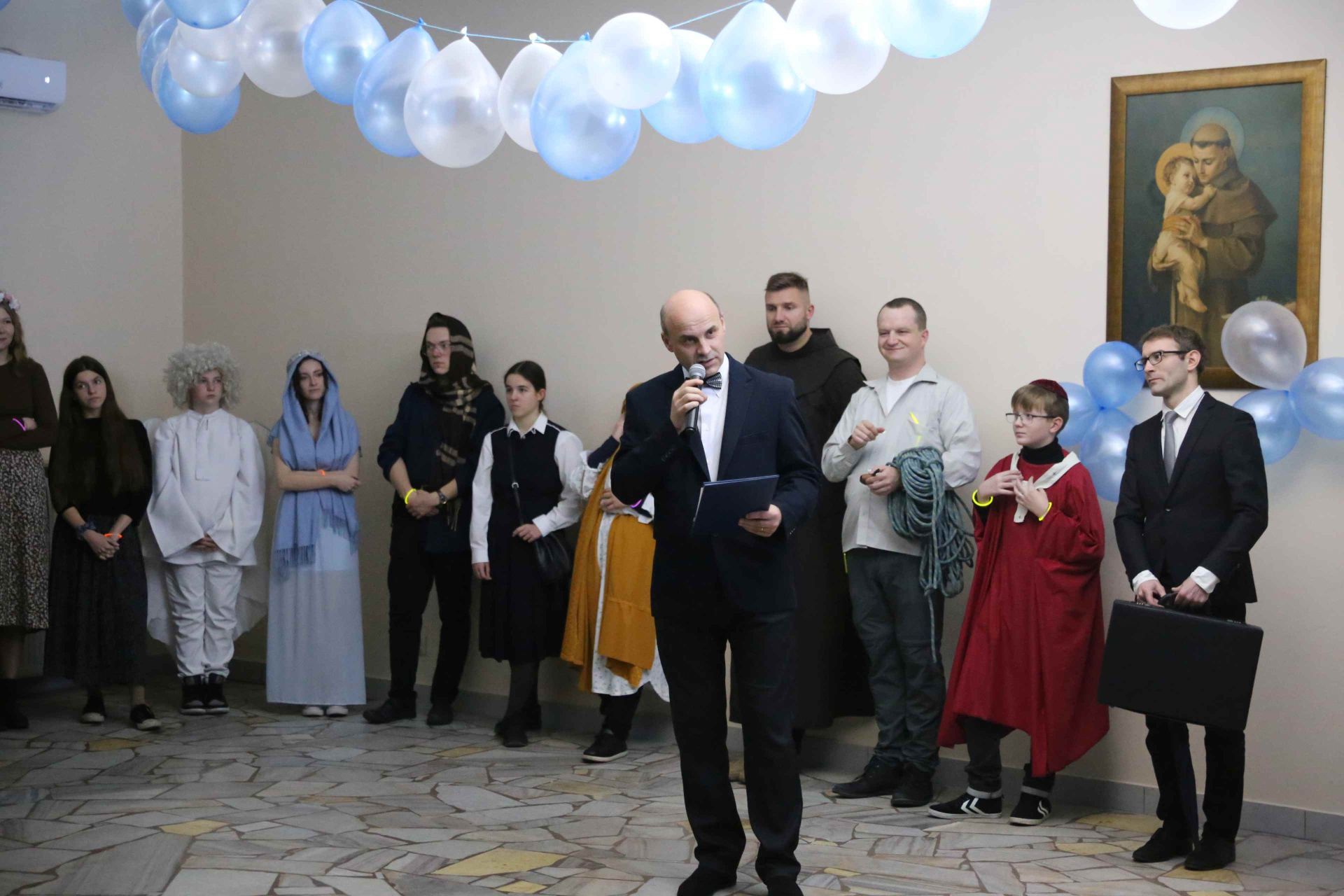 Otwierając wigilijną zabawę wszystkich świętych ks. Marek Bernacki życzył młodzieży dobrej zabawy i świętości. Zdj. Wacław Troszka