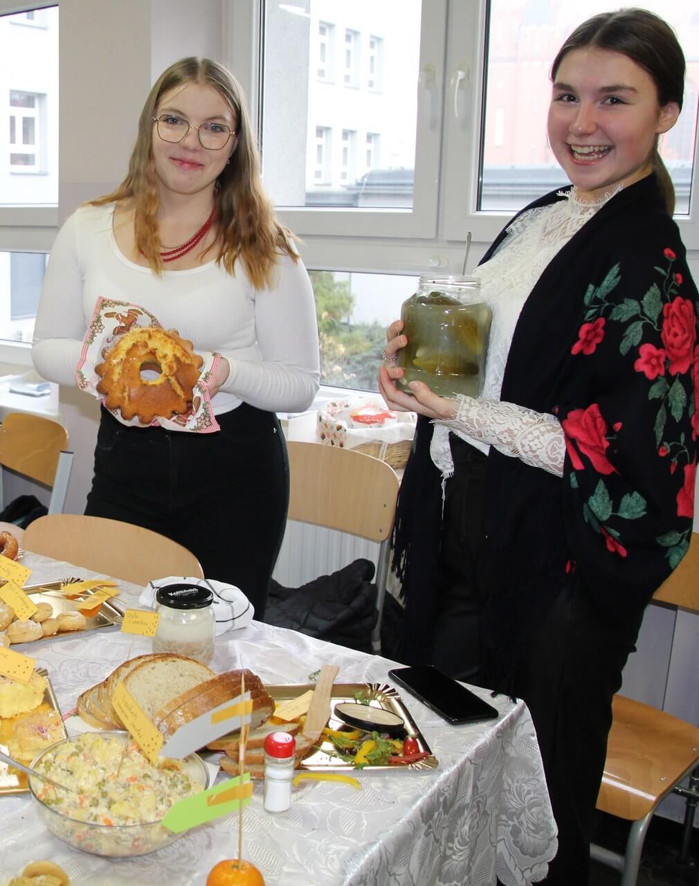 Na finał Szkolnego Tygodnia Edukacji Regionalnej uczniowie przygotowali tradycyjne stoiska kulinarne z różnymi smakołykami. Zdj. Sabina Horzela-Piskula