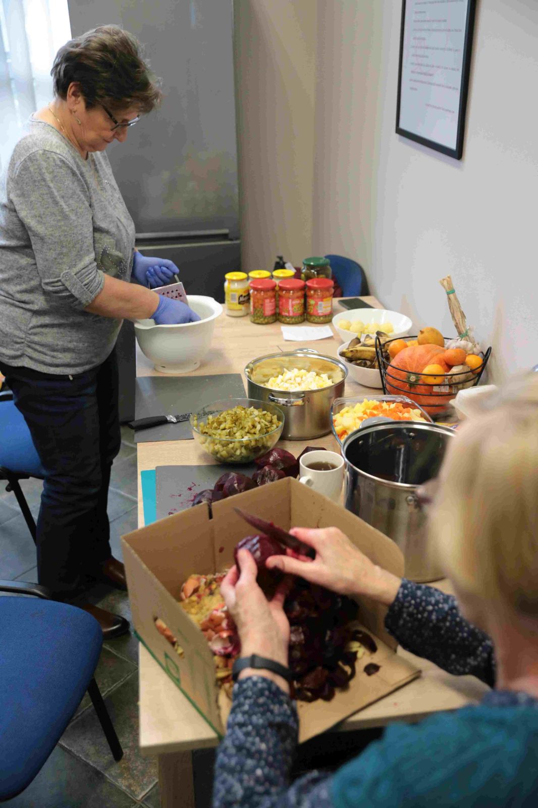 Świąteczne potrawy dla potrzebujących przygotowali w ramach wolontariatu seniorzy związani z Fundacją 