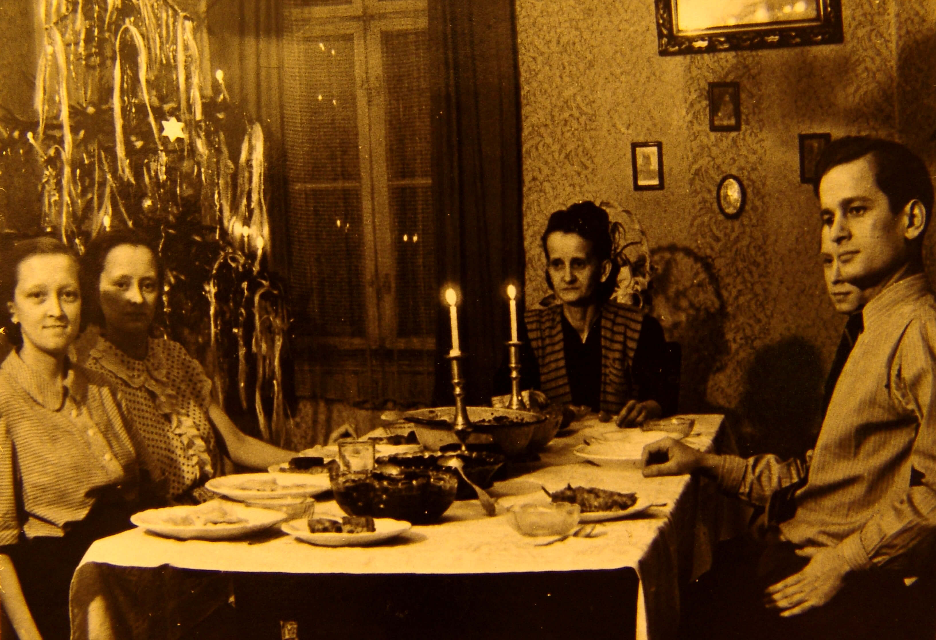 Stół zastawiony wigilijnymi śląskimi potrawami. Na pierwszym planie szklana miska z moczką. Zdjęcie zrobiono w Rybniku około 1935 roku