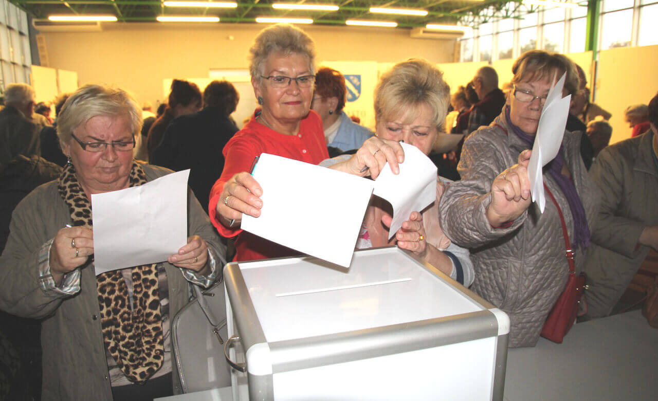 Cztery lata temu Maria Polanecka-Nabagło (z lewej) głosowała na swoich kandydatów. Teraz sama kandyduje do Rybnickiej Rady Seniorów. Zdj. Arch. GR