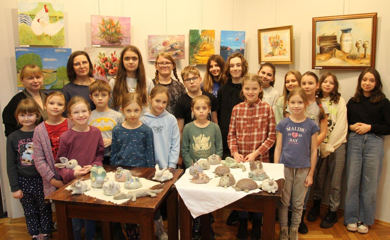 Uczestnicy warsztatów ceramicznych i ich prace. Zdj. Sabina Horzela-Piskula