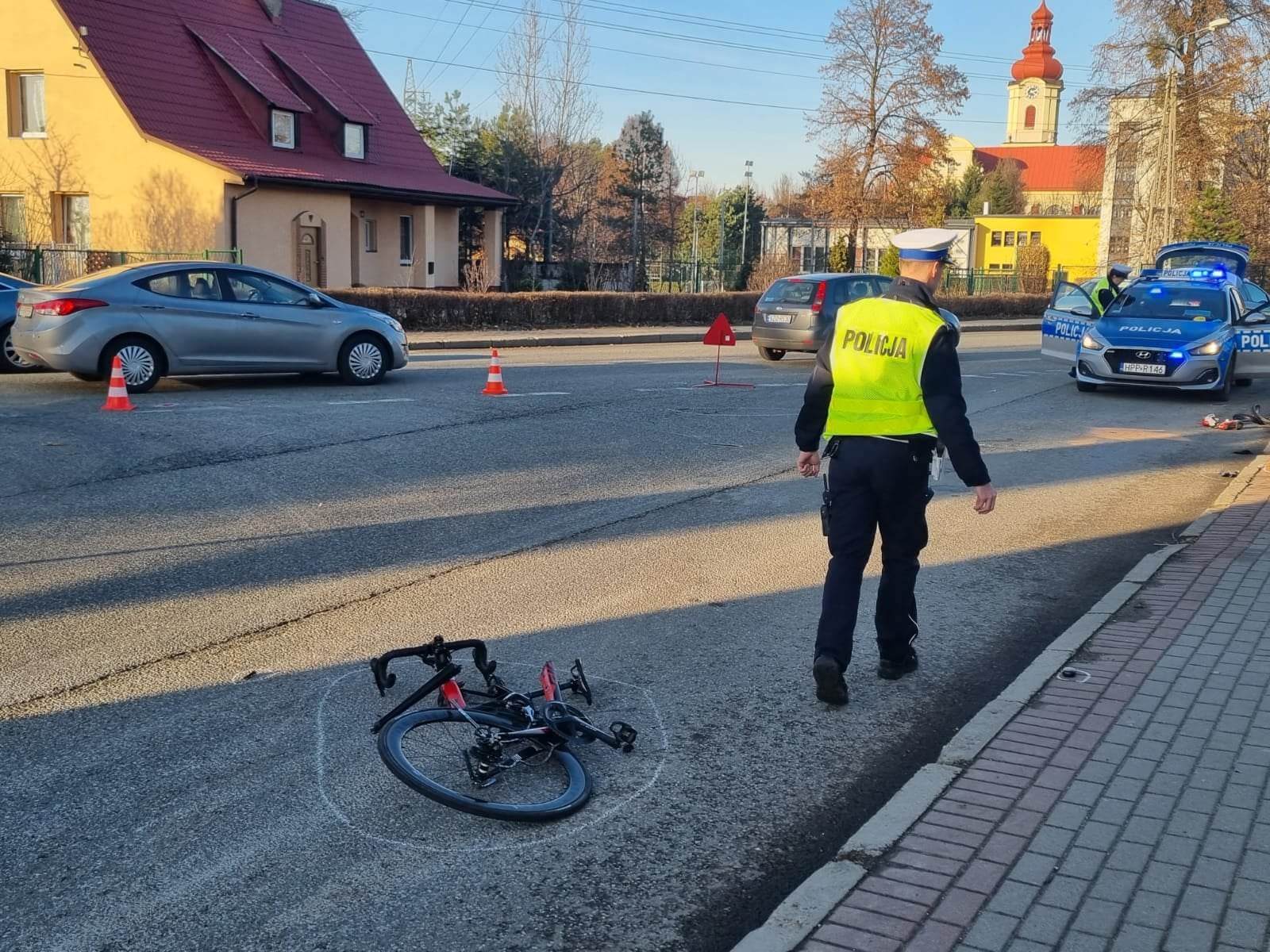 Potrącony rowerzysta został przewieziony do szpitala. Zdj. KMP Rybnik