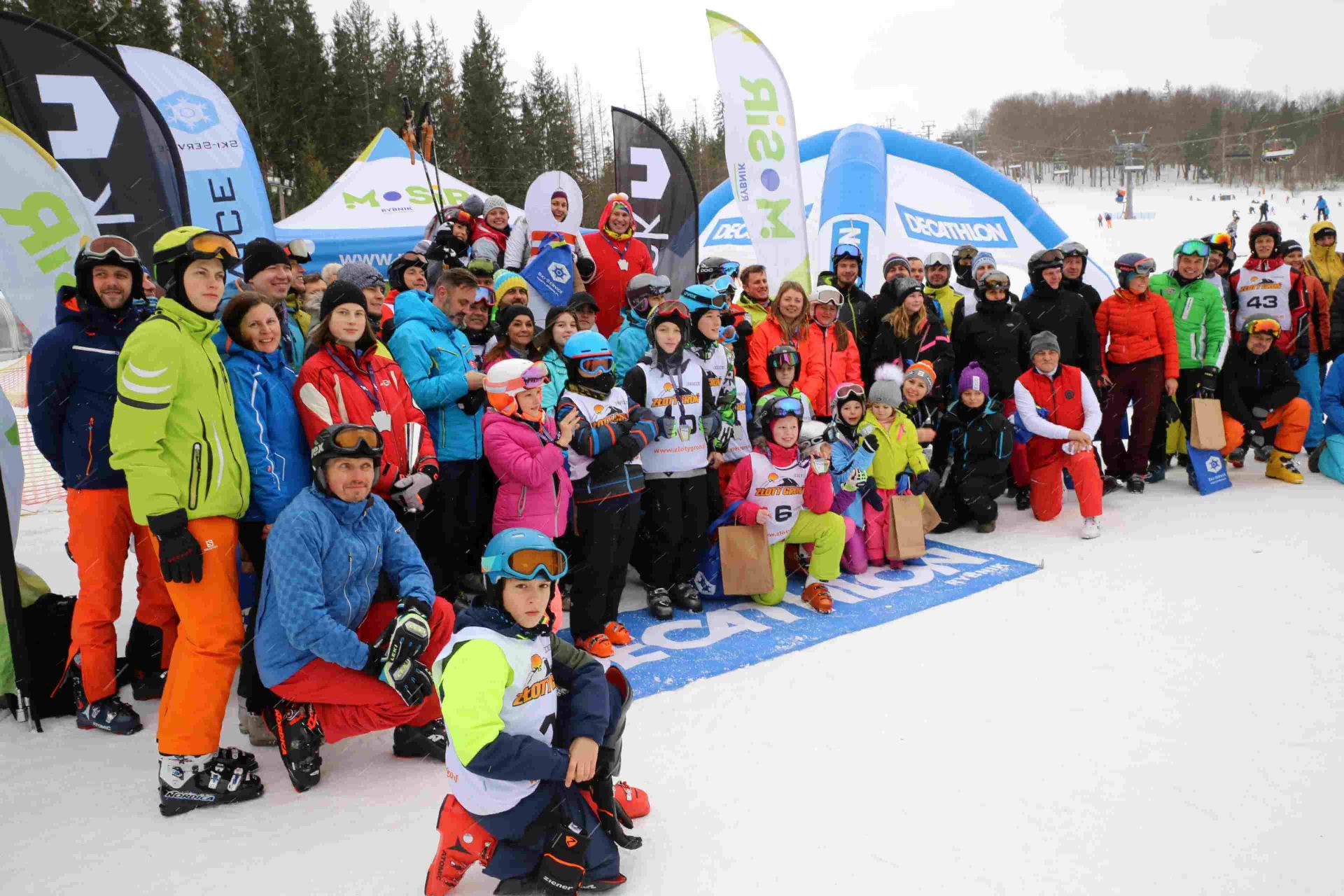 Uczestnicy uboegłorocznych narciarskich mistrzostw Rybnika zorganizowanych przez MOSiR również w Istebnej, ale na Złotym Groniu. Zdj. Wacław Troszka 