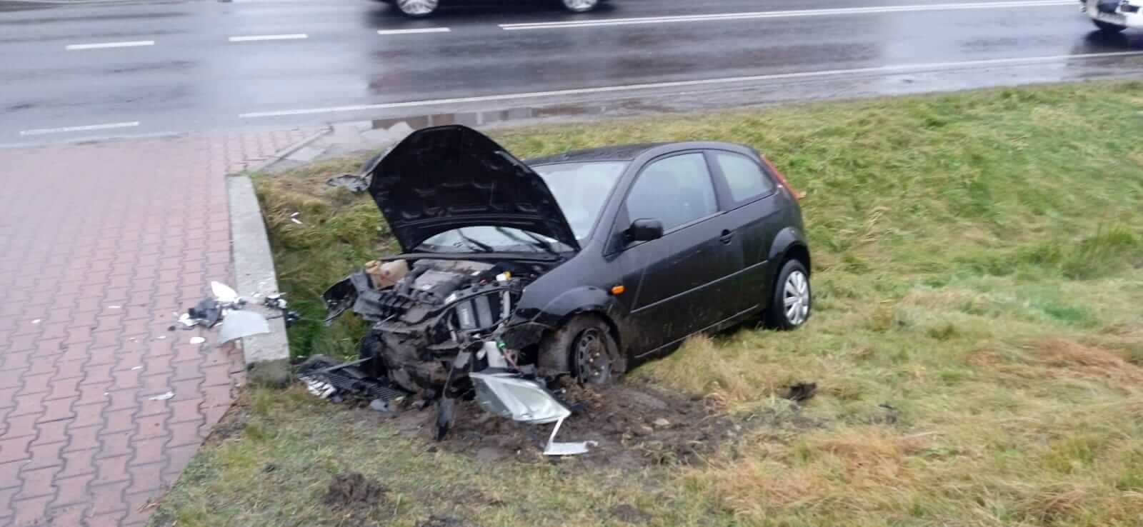 Kierowca forda zjechał z drogi i uderzył w betonowy przepust w Przegędzy. Zdj. Policja Rybnik