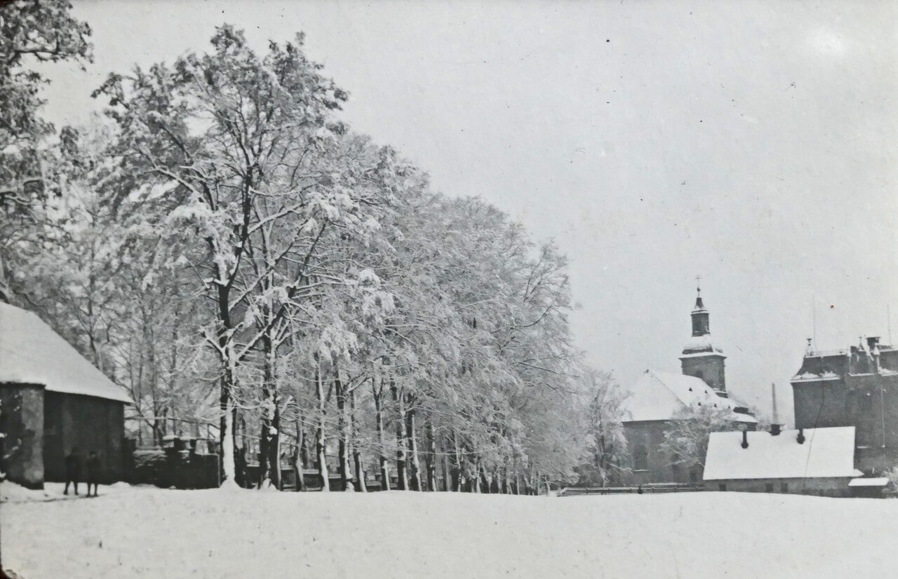 Widok na mur cmentarza przy ul. Gliwickiej/Cegielnianej, na Stary Kościół i szkołę przy Cmentarnej