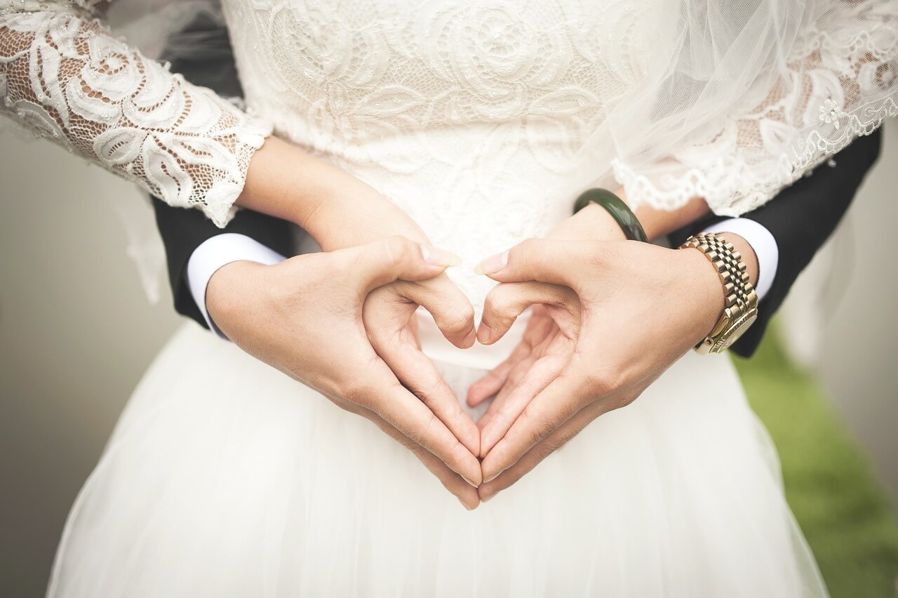 Przy wyborze terminu ślubu państwo młodzi nie kierują się tylko tym, by w nazwie miesiąca była litera „r”, gwarantująca ponoć szczęście w związku. Zdj. Pixabay