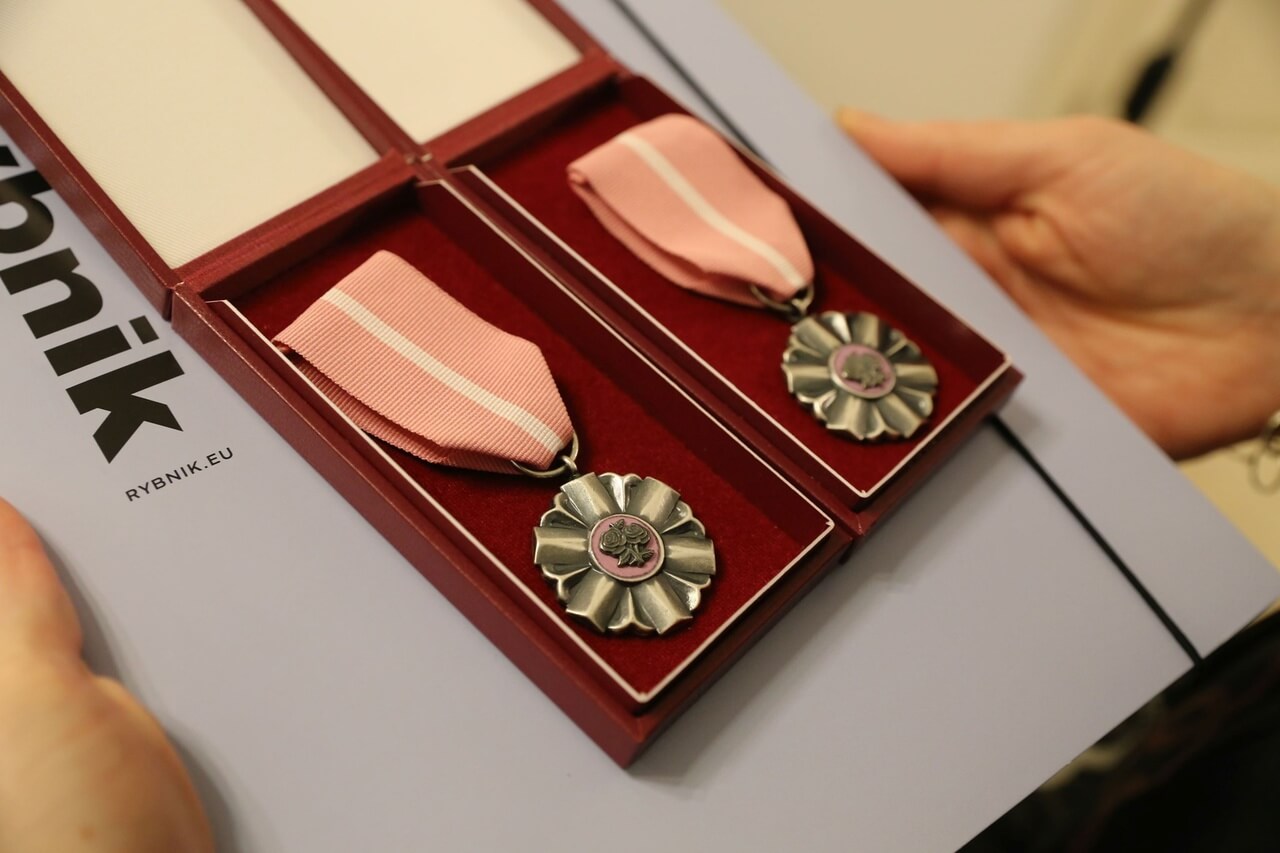 Pamiątkowe medale trafiły w 2022 roku tylko do 53 par. Zdj. Wacław Troszka 