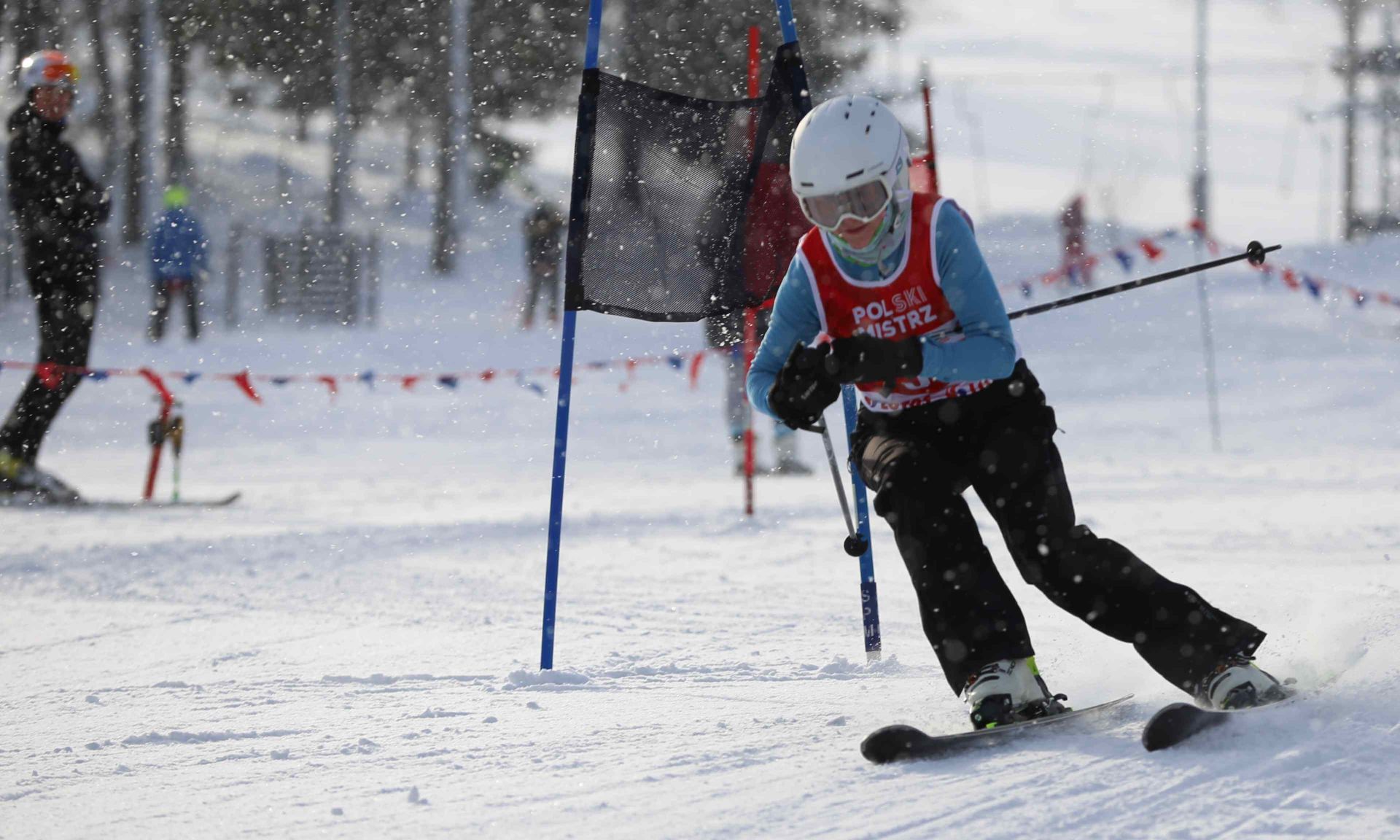 Na trasie slalomu na Zagroniu rywalizowali rybniczanie w bardzo różnym wieku; cieszy udział i juniorów, i seniorów. Zdj. Wacław Troszka