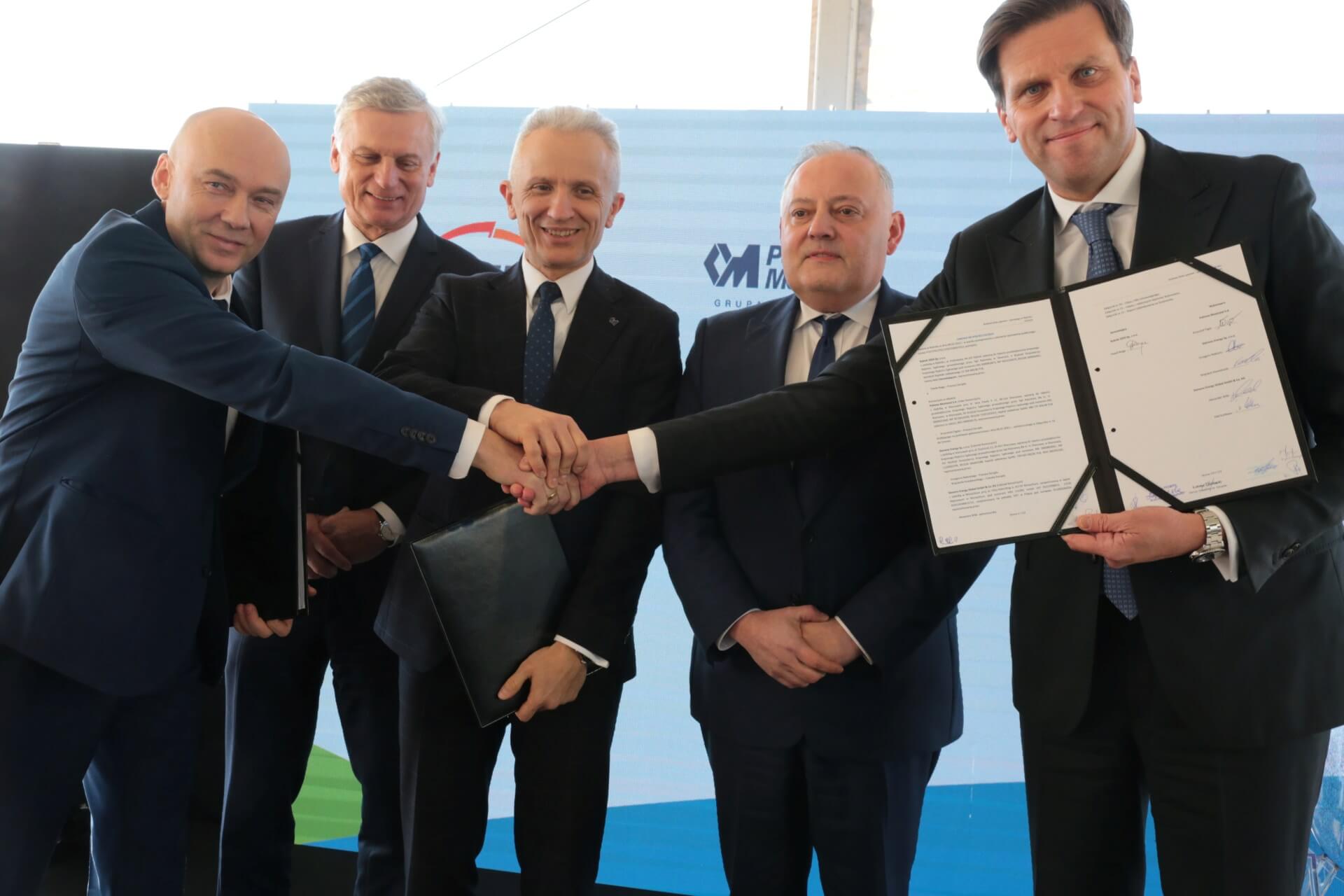 Umowę na budowę gazowo-parowego bloku energetycznego w Rybniku podpisali dzisiaj przedstawiciele Polskiej Grupy Energetycznej  oraz spółek, tworzących konsorcjum, które go wybuduje. Zdj. Wacław Troszka