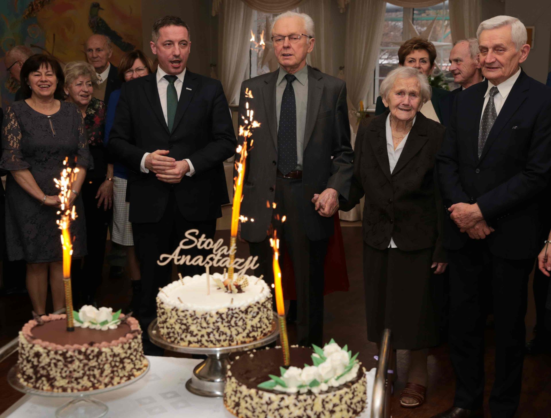 Na takich urodzinach nie mogło zabraknąć urodznowych tortów. Pani Anastazja w towarzystwie swoich synów - Zbigniewa (po lewej) i Bronisława oraz prezydenta Piotra Kuczery. Zdj. Wacław Troszka