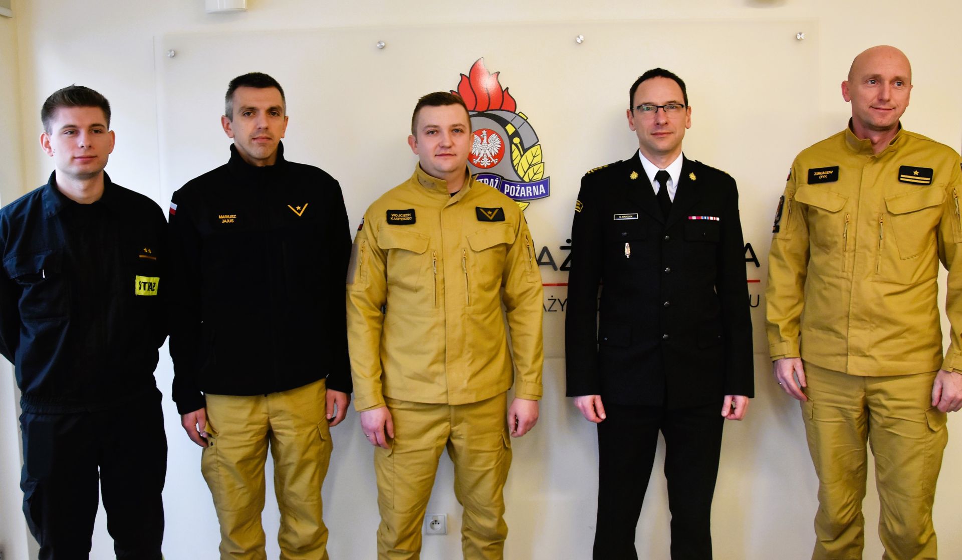 Od prawej Zbigniew Dyk, zastępca komendanta, komendant Wojciech Kruczek, Wojciech Kasperzec, Mariusz Jajus, Bartosz Sitek