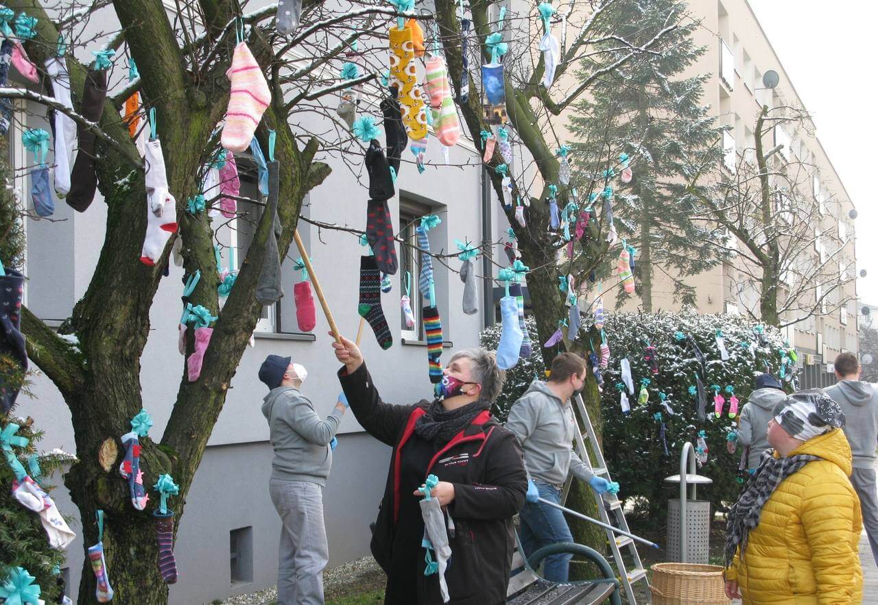 Warsztatowicze i ich bliscy wieszali już skarpetki na drzewie przed siedzibą WTZ przy ul. Kościuszki. Zdj. Arch. GR
