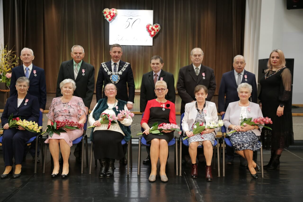 Od lewej: Jadwiga i Marian Szarpakowie, Małgorzata i Alojzy Śliwowie, Maria Waliczek (mąż Czesław był nieobecny), Maria i Stanisław Żądło, Róża i Bolesław Włodykowie, Irena i Andrzej Sierny. Zdj. WaT