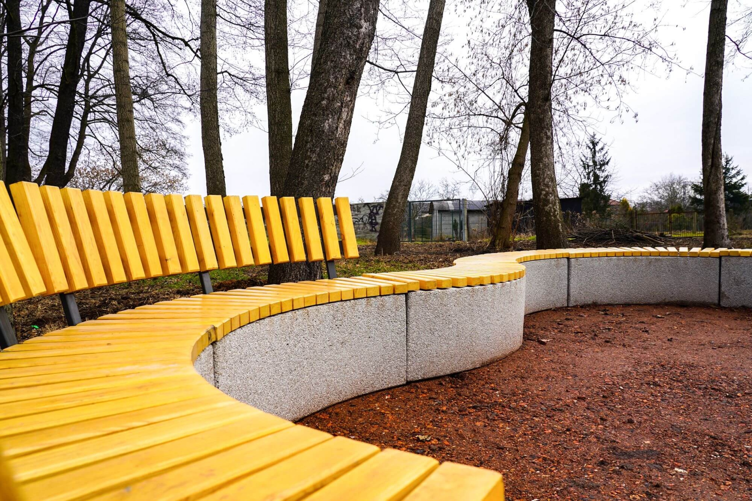 Kolorowe ławeczki zainstalowano już w Parku Śródmiejskim. Zdj. M.Koczy