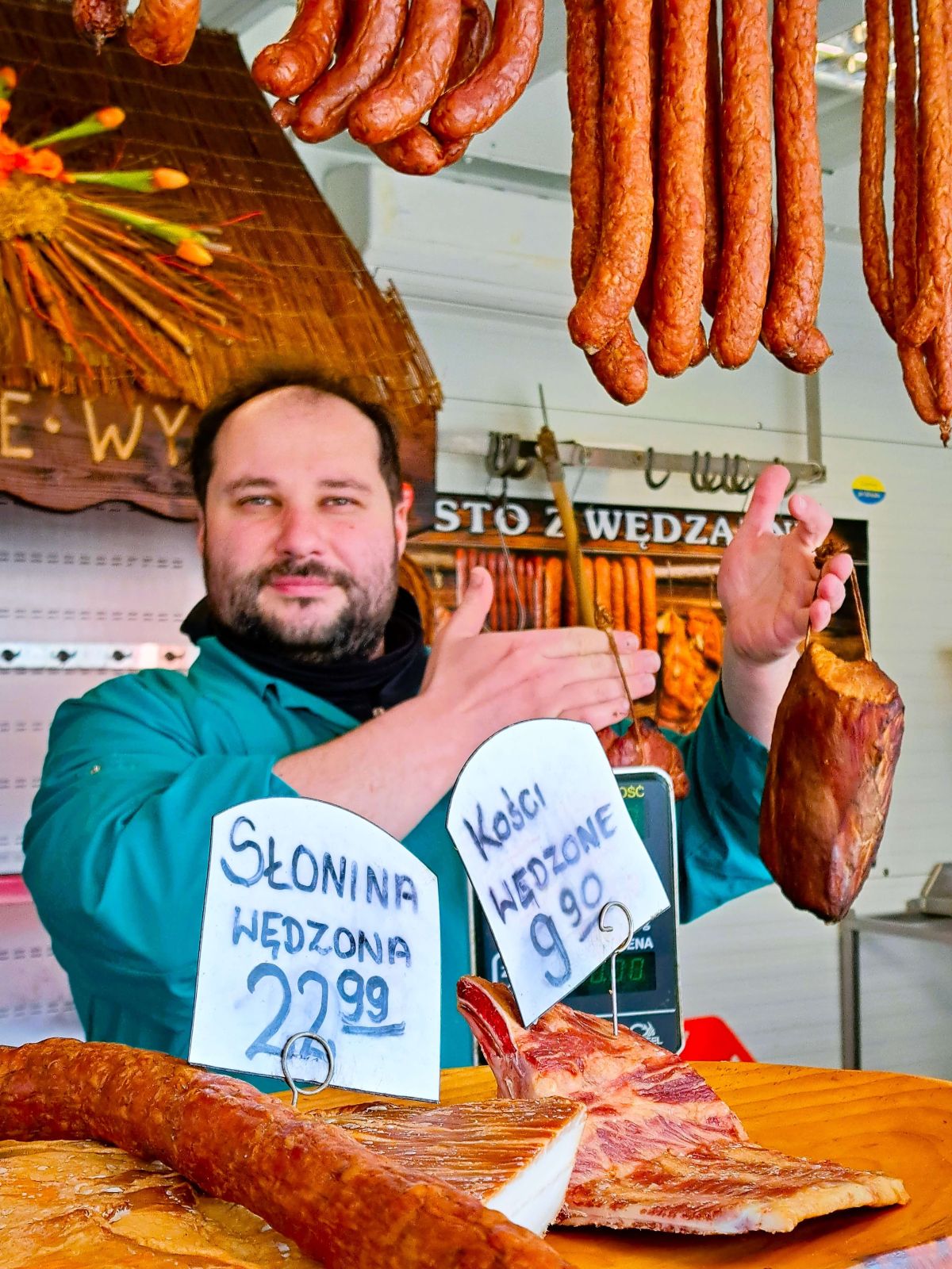 Rafał Rogoś na rybnickim targowisku sprzedaje mięsa i wędliny. Zdj. AK