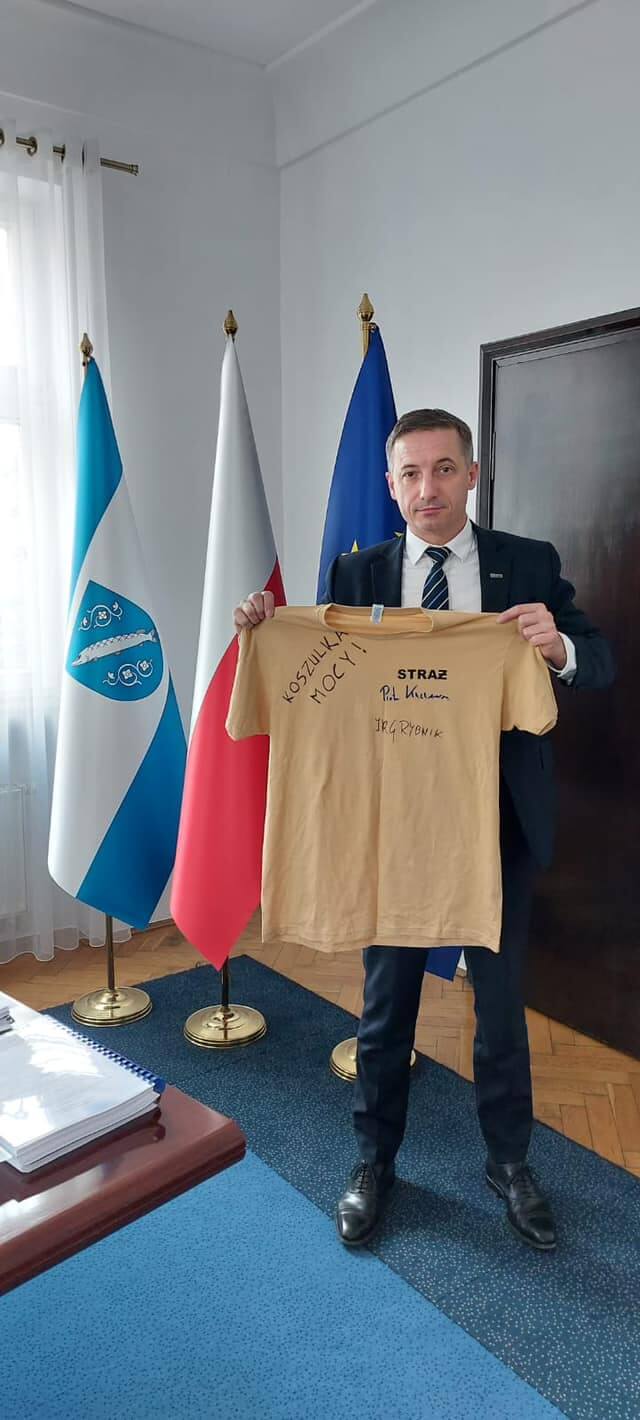 Koszulkę mocy podpisał prezydent Piotr Kuczera