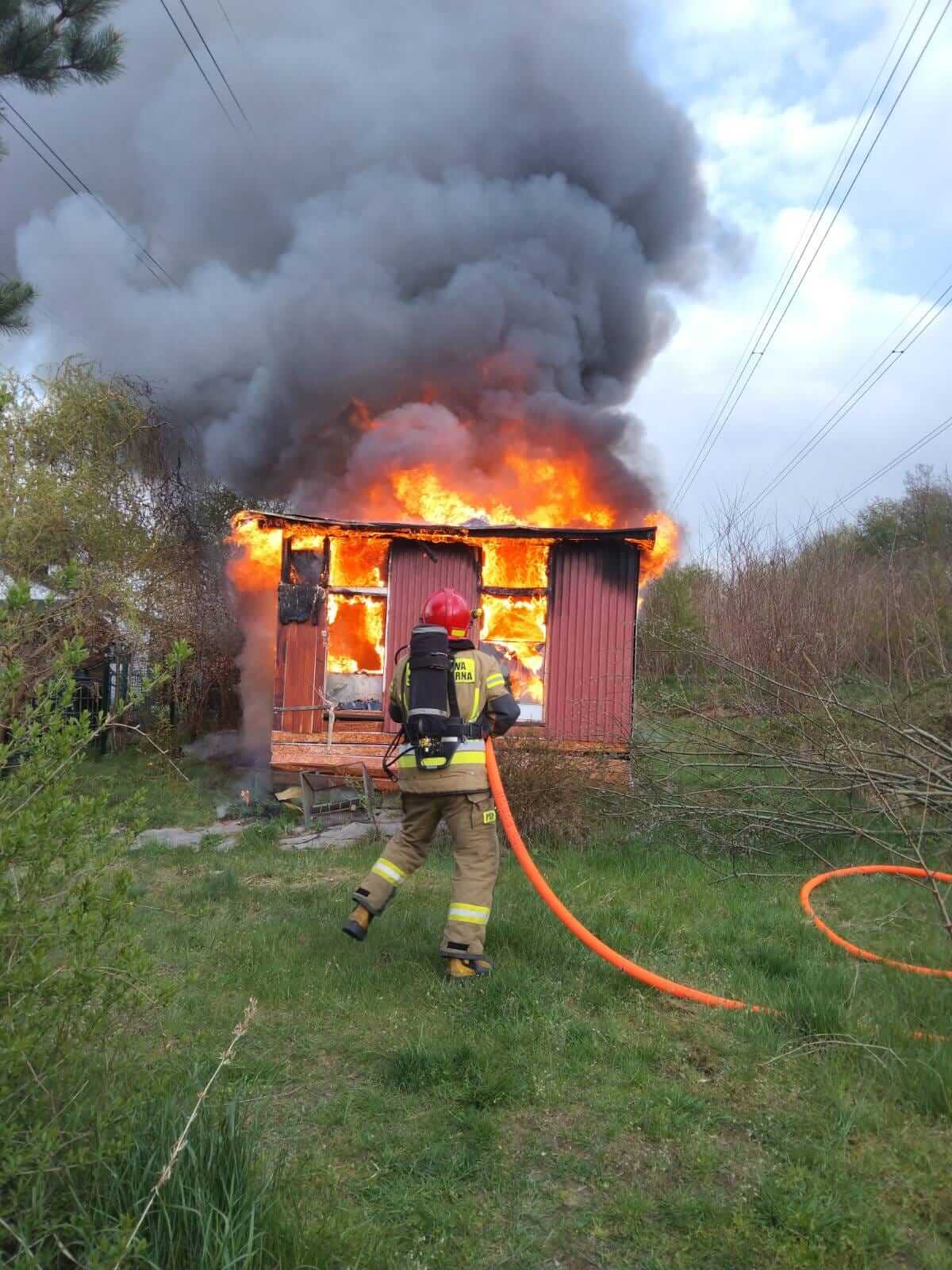 Pożar altany w Rybniku na terenie ogródków działkowych przy ul. Podmiejskiej. Zdj. PSP Rybnik