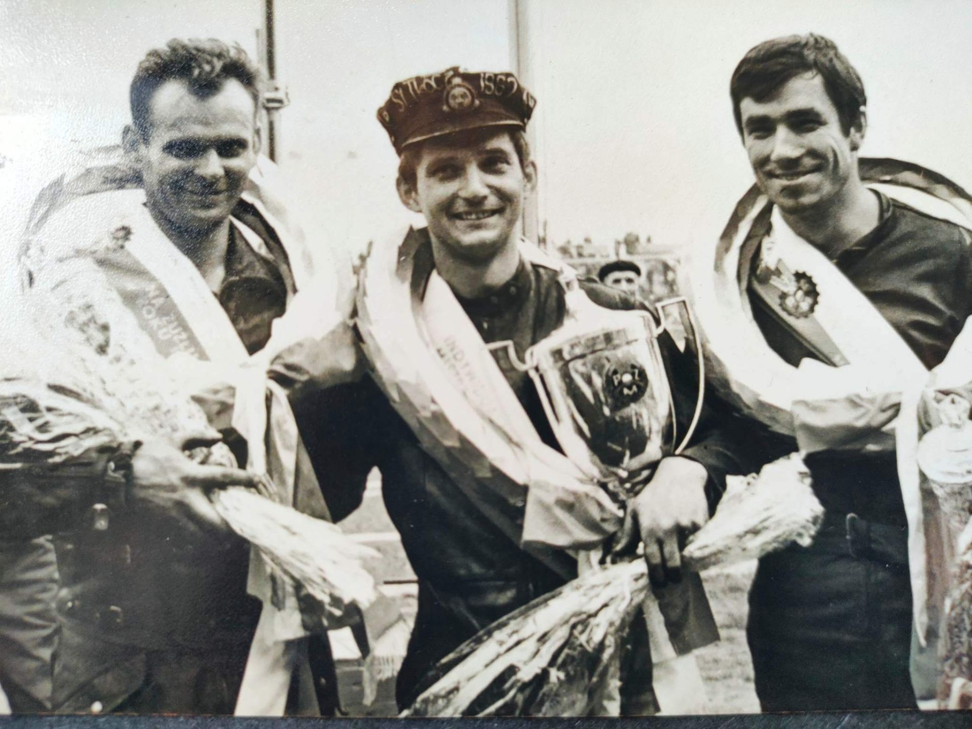 W 1969 na rybnickim stadionie Andrzej Wyglenda zdobył swój trzeci tytuł mistrza Polski. Drugi był Paweł Waloszek ze Śląska Świętochłowice (po lewej), a trzeci żużlowiec Sparty Wrocław Jerzy Trzeszkowski. Zdj. archiwum prywatne